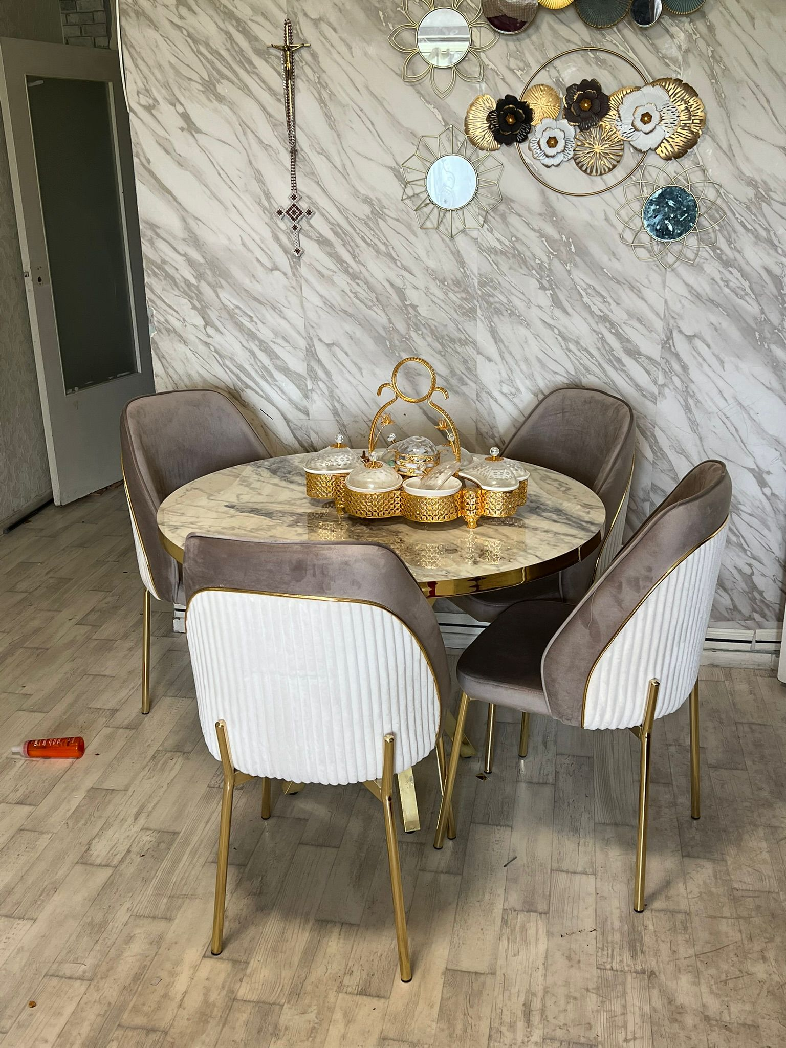 Ronde Eettafel met 4 Stoelen — Beige Marmerlook