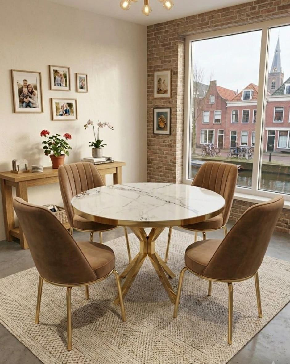 Ronde Eettafel met 4 Stoelen — Wit Marmer met Bruine Stoelen