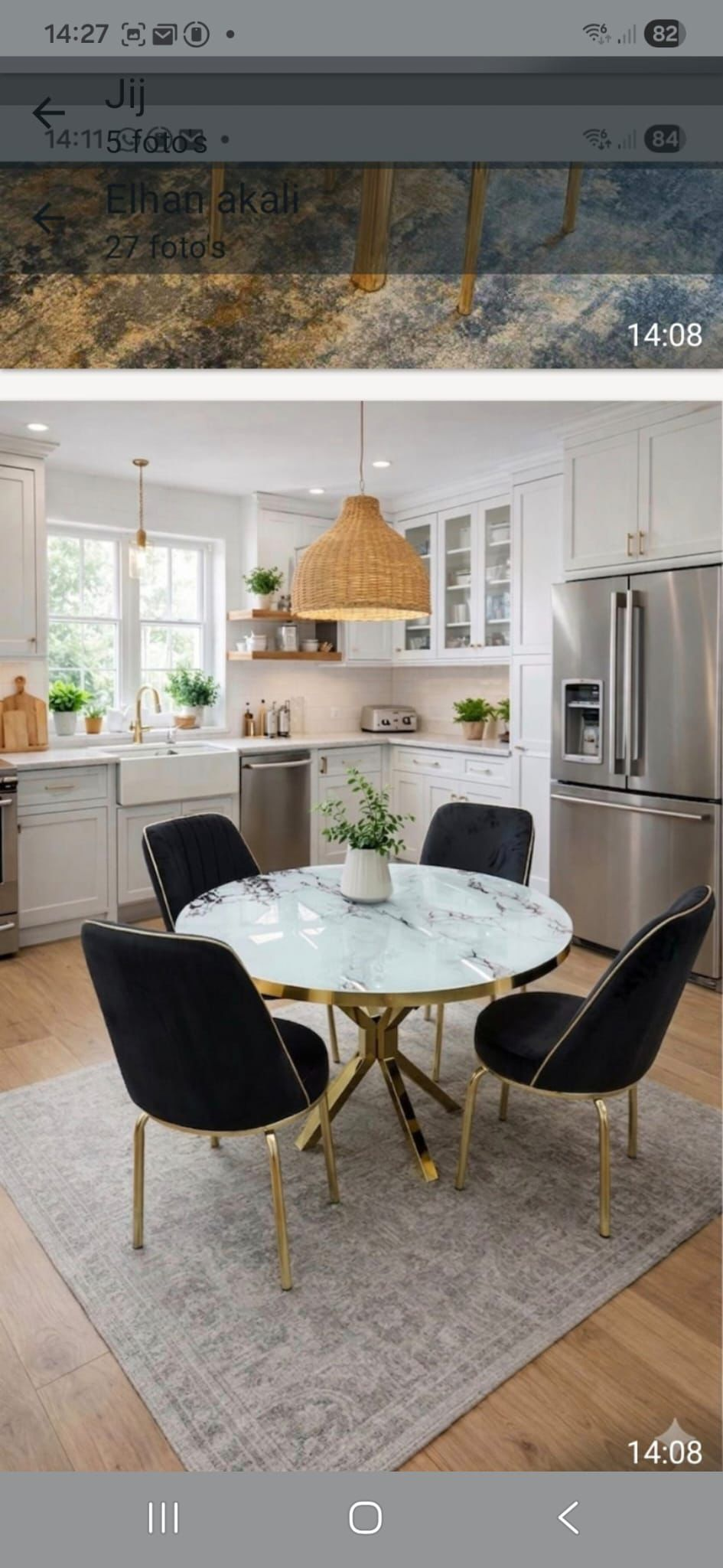 Ronde Eettafel met 4 Stoelen — Wit Marmer met Zwarte Stoelen
