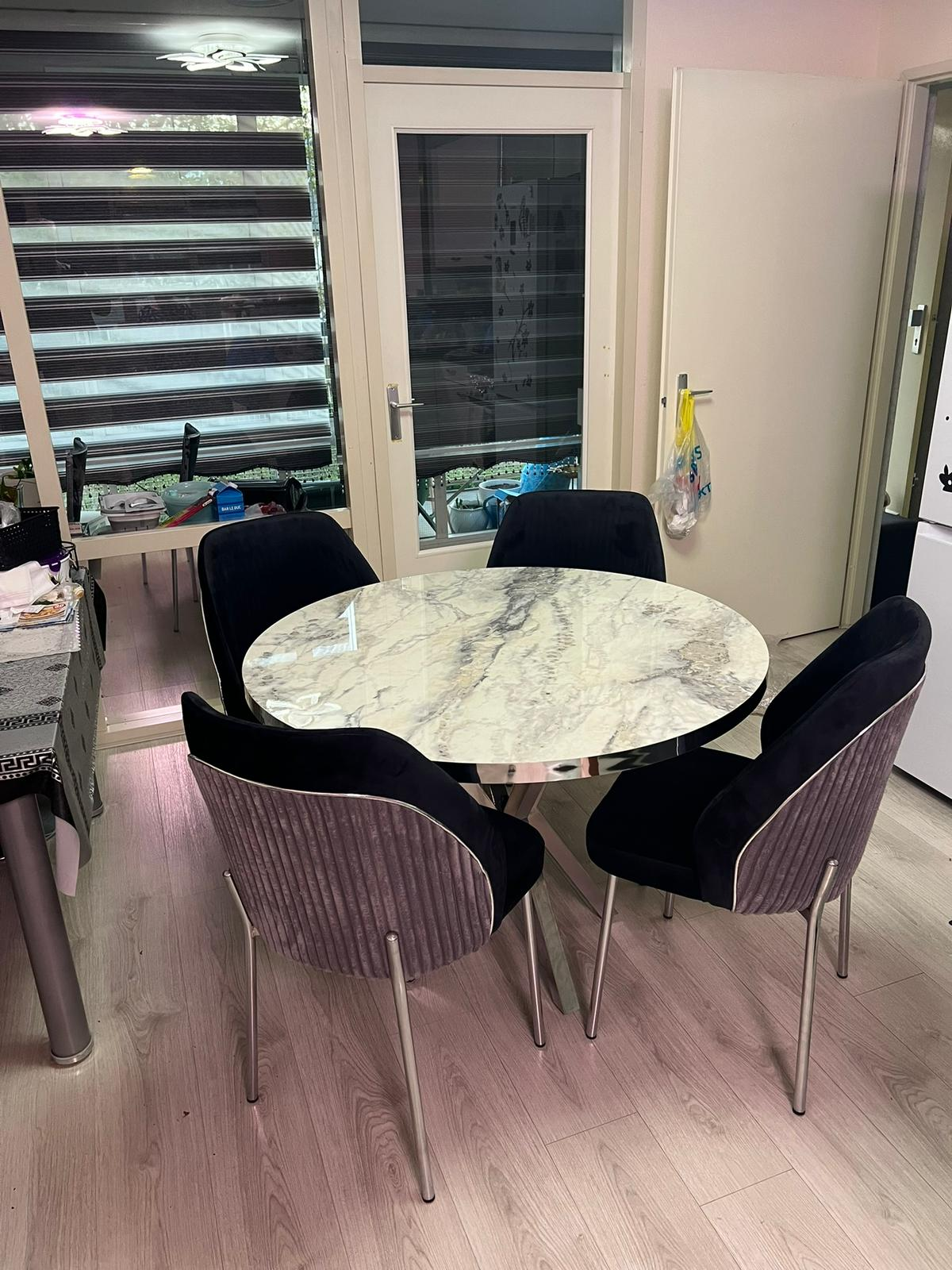 Ronde Eettafel met 4 Stoelen — Wit Marmer met Chromen Poten