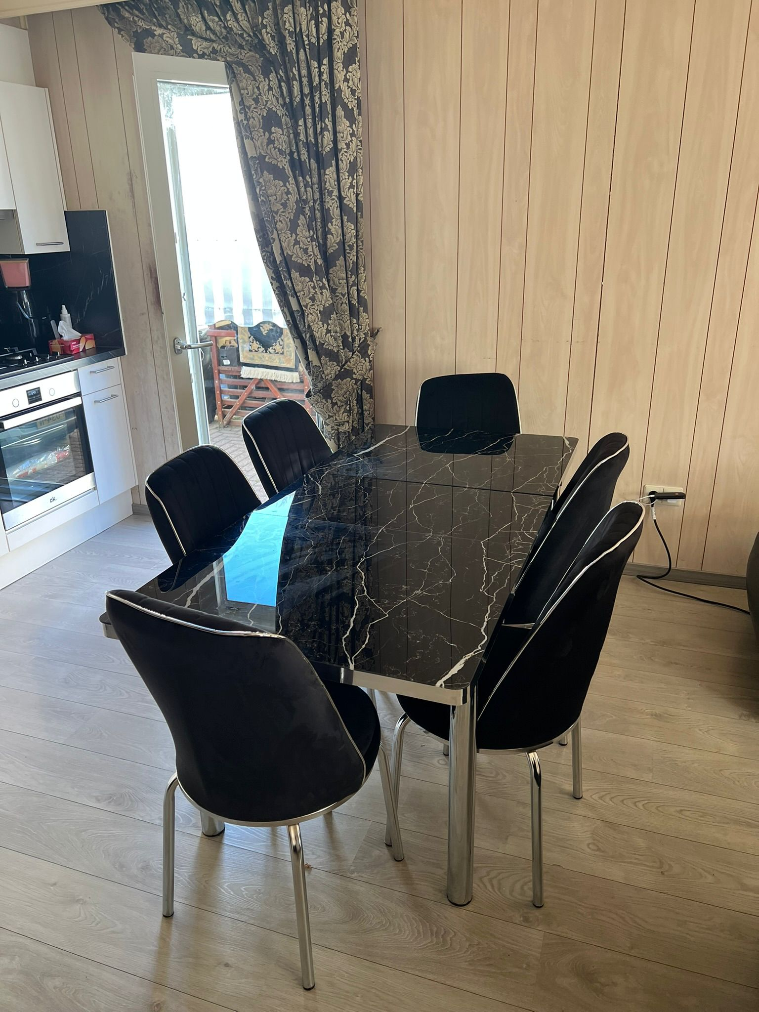 Uitschuifbare Eettafel met 6 Stoelen — Zwart Wit Chroom